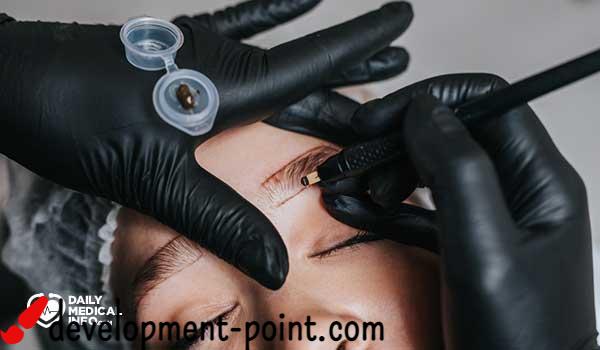 Microblading eyebrows
