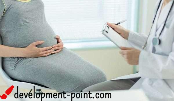 What causes enlarged kidneys in the fetus?